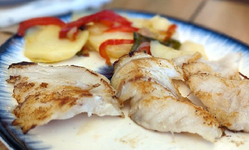 Image 2: ¡Del mar al plato! Menú de pescaito malagueño para 2 o 4 personas