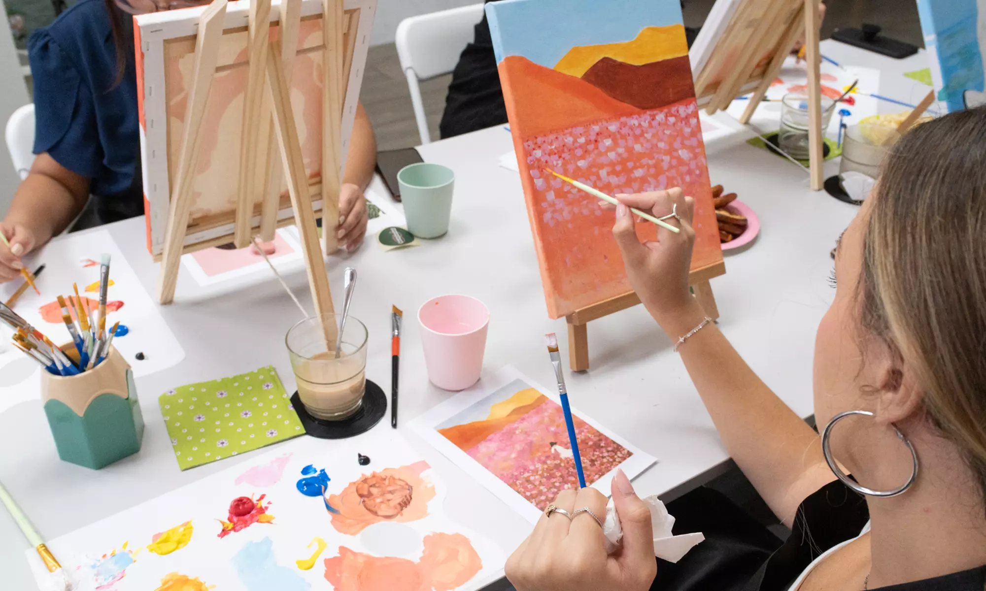 Taller para 1 o 2: pintura de cuadro o tote bag, o clase de maquillaje