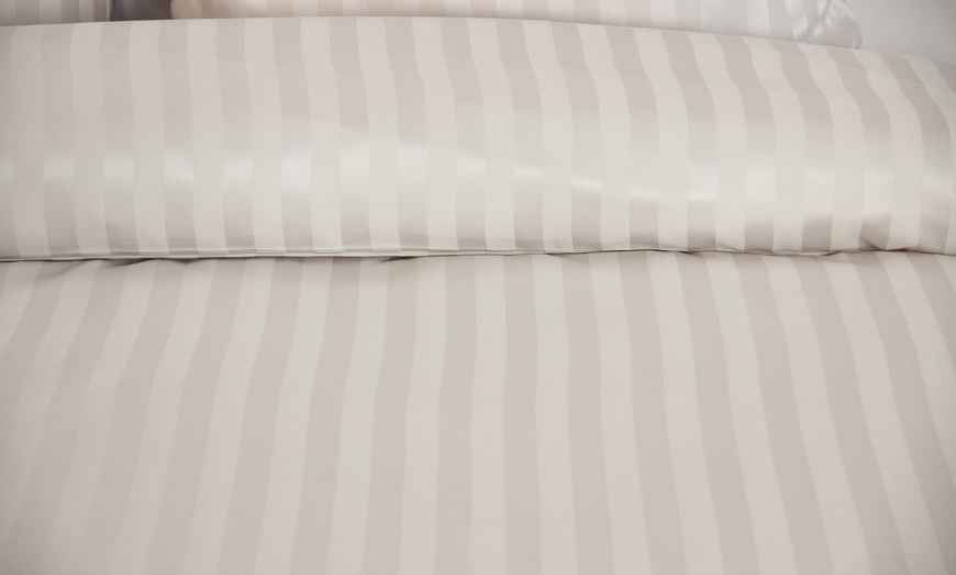 Image 3: Set di biancheria da letto in raso di microfibra