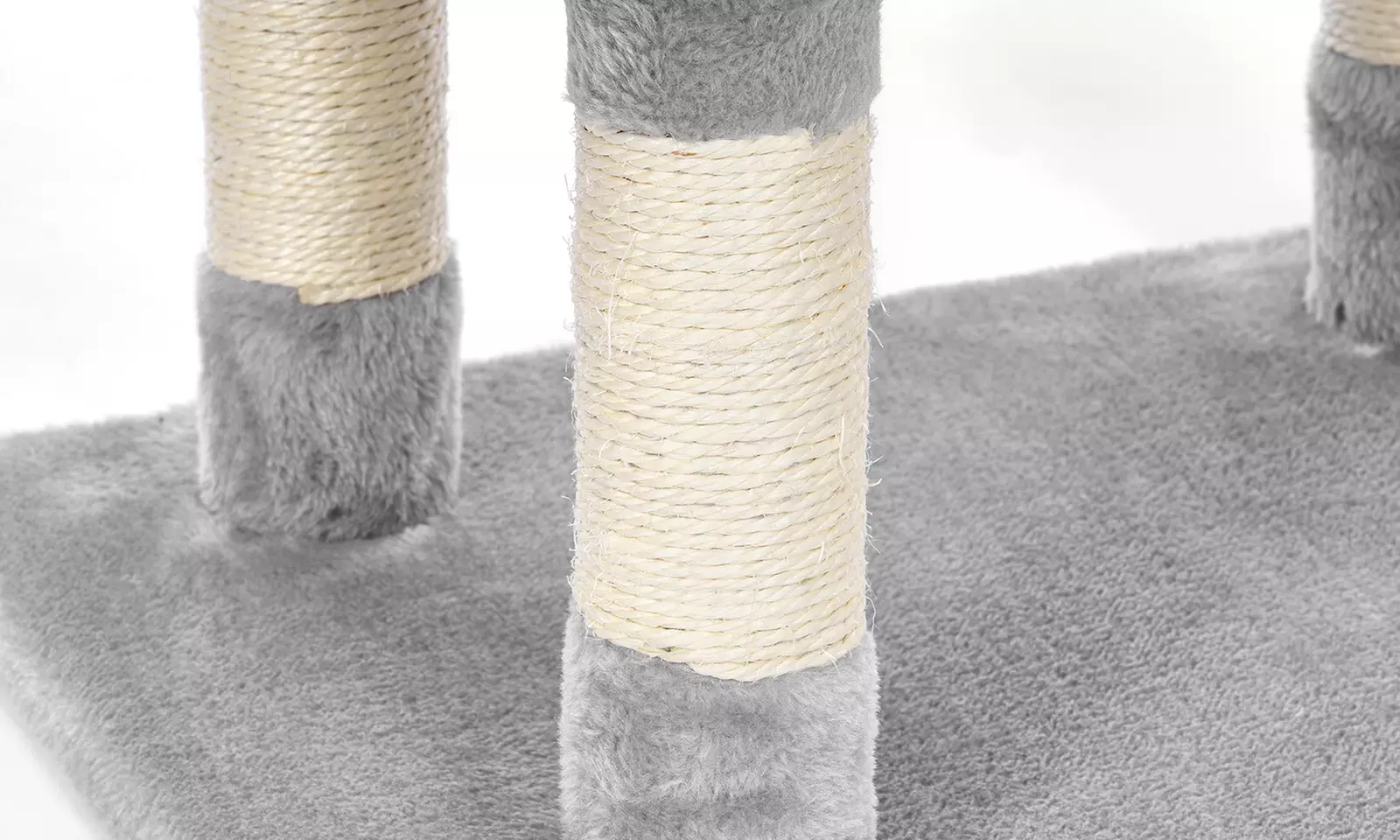 Meerlaagse grijze kattenboom