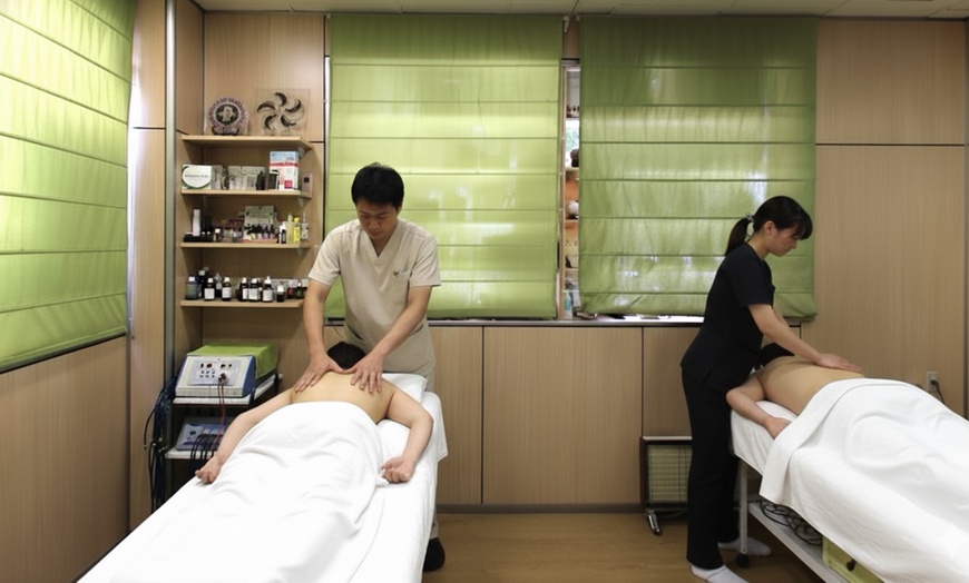 Image 1: Masaje en pareja sensitivo con aceites aromáticos