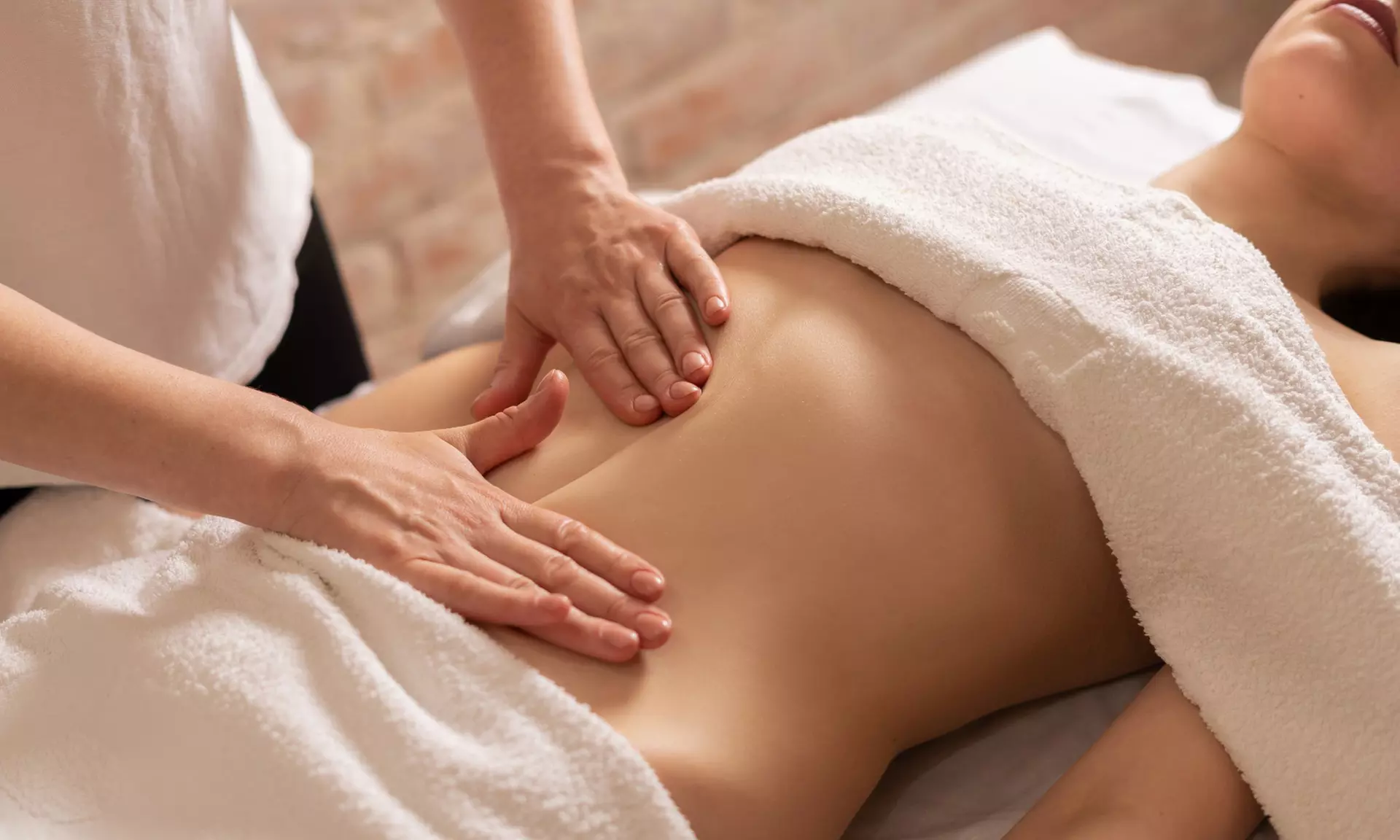 Modelage élimination Renata França : visage tonique et corps sculpté