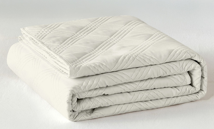 Image 7: Colcha matrimonial de raso