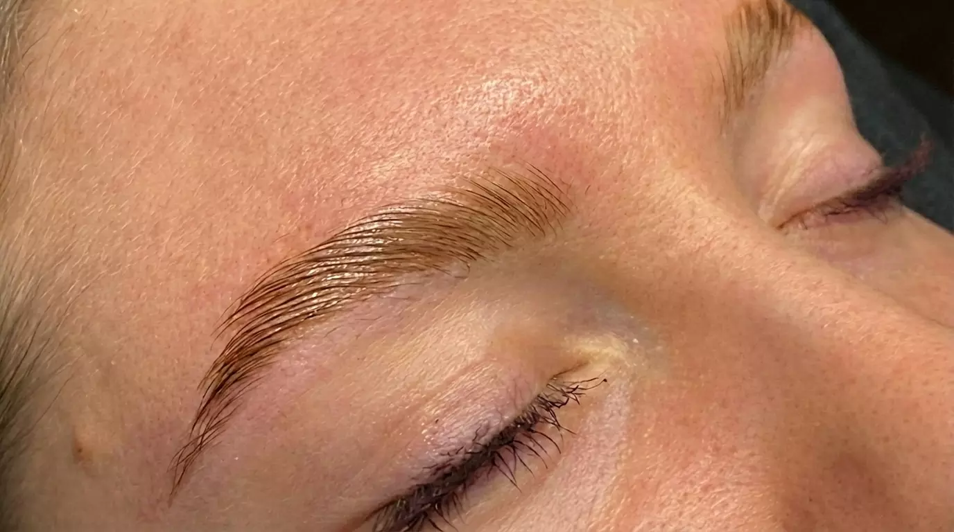 Wimpern- und/oder Augenbrauen-Lifting mit Färben & Zupfen für 1 Person