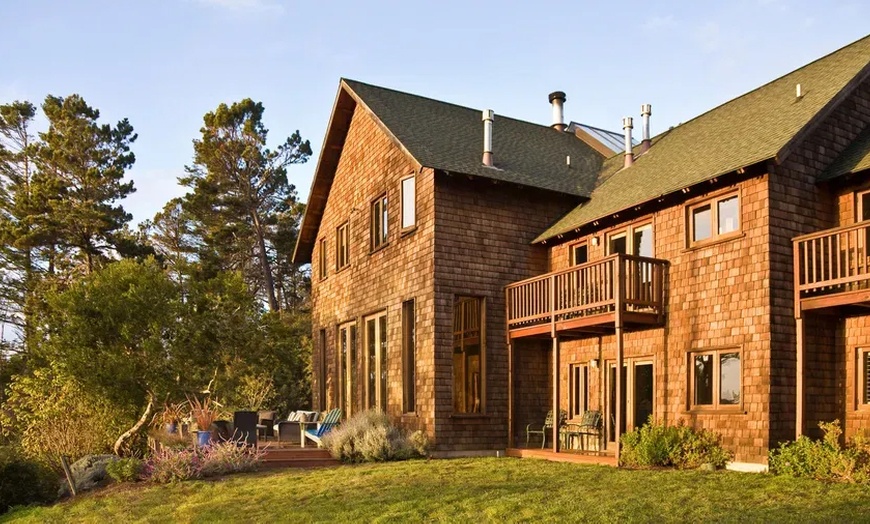 Image 14: Relax in spa-inspired luxury on the Mendocino Coast