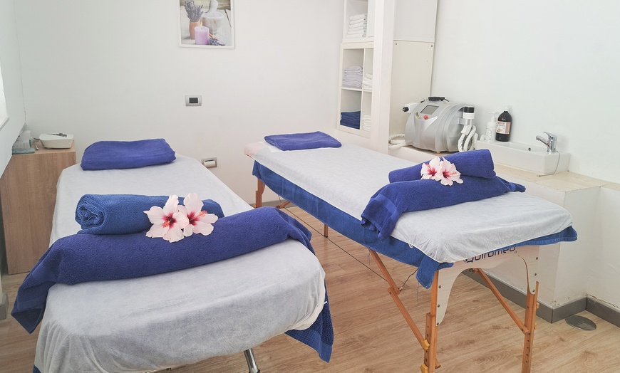 Image 6: Maderoterapia, cavitación o radiofrecuencia y masaje drenante 