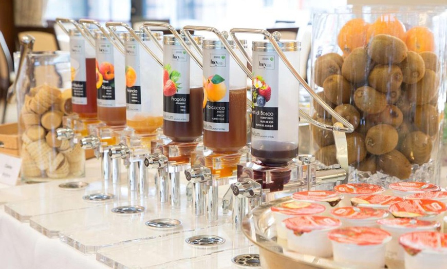 Image 11: Verona 4*: camera Queen Standard con colazione, Spa e room service