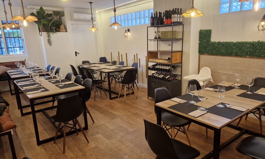 Image 7: Menú para 2 o 4 con entrante, principal, postre y botella de vino