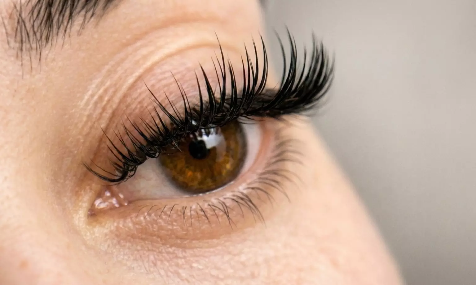 Extensiones o lifting de pestañas, laminado de cejas y más