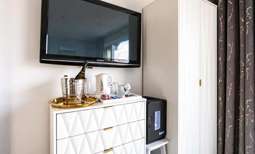 Image 16: Worcestershire: Choice of Lakeview Cabin with Breakfast