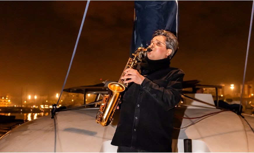 Image 16: Salida nocturna en catamarán con música en vivo para hasta 4 personas