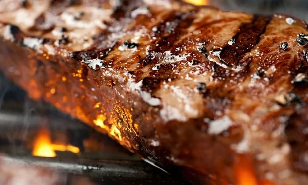 Menú de parrillada con bebida y postre