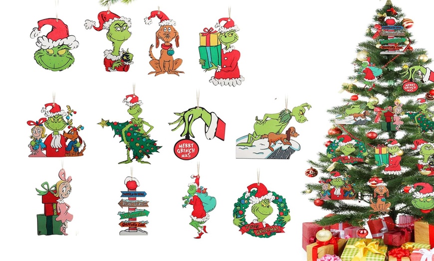 Image 3: Ensemble de 24 décorations de Noël Inspirées du Grinch en bois coloré