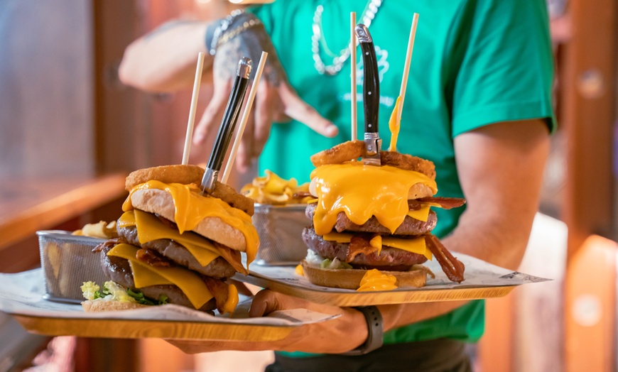 Image 1: ¡Viva el rock 'n' roll! Menú de hamburguesas con lanzamiento de hachas