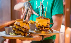 Menú completo con bebida y 60 minutos de lanzamiento de hacha para 2 o 4 personas hasta un 38% de descuento
