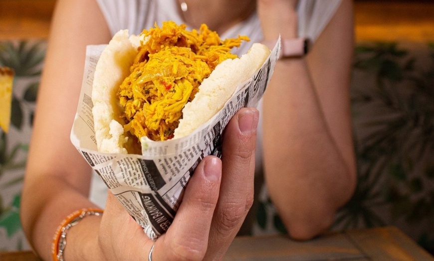 Image 8: Menú venezolano de arepas o parrillada a elegir para 2 o 4 personas
