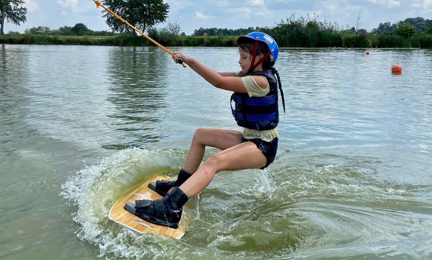 Image 4: Aktywny dzień nad wodą: bilety na pływający plac zabaw i wakeboard