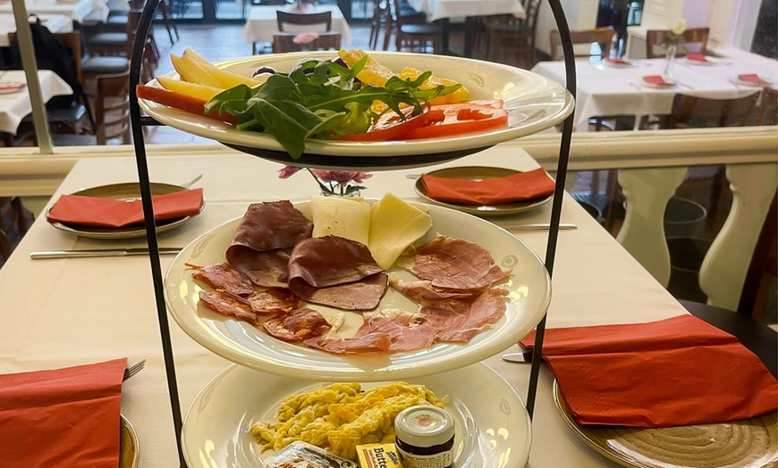 Image 2: Vesuvio Breakfast serviert auf Etagere, inkl. Getränk für 1-4 Personen