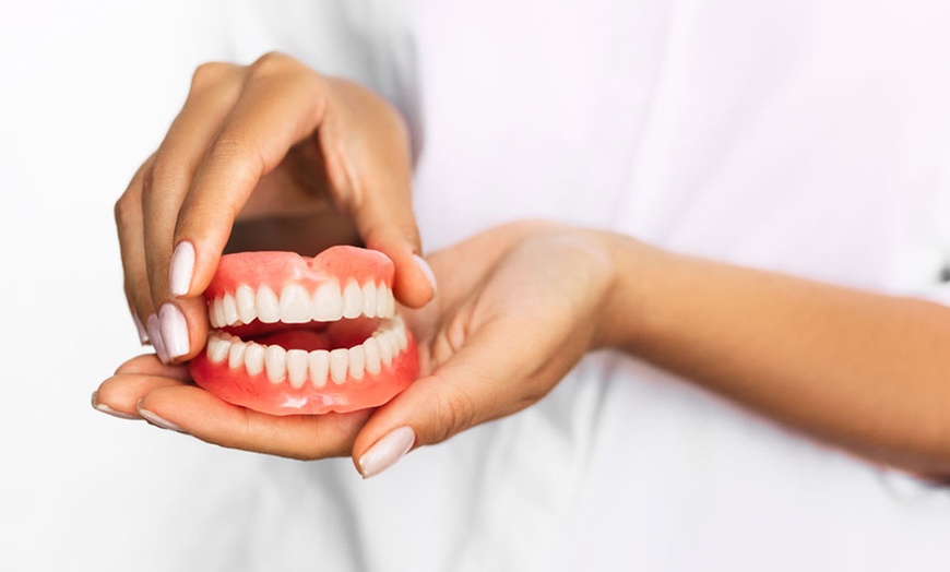 Image 2: Colocación de prótesis dental acrílica completa en 1 o 2 arcadas