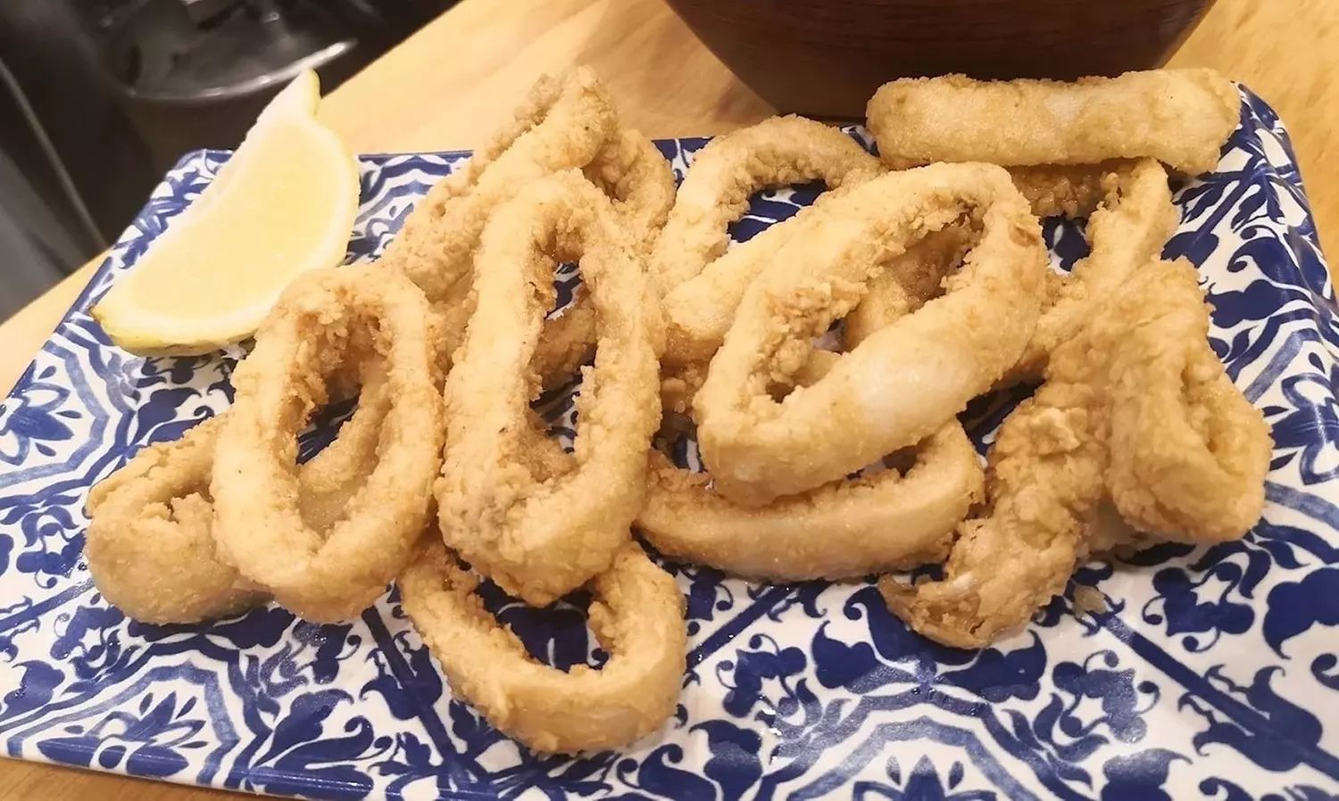 Menú con 6 raciones, postres y botella de vino para hasta 5 personas