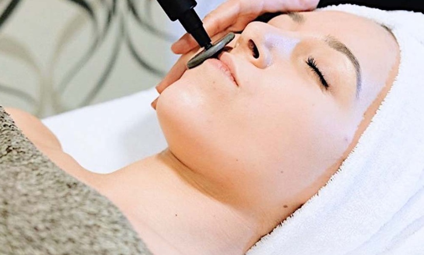 Image 16: 1, 2 o 4 sesiones de radiofrecuencia facial o corporal con masaje