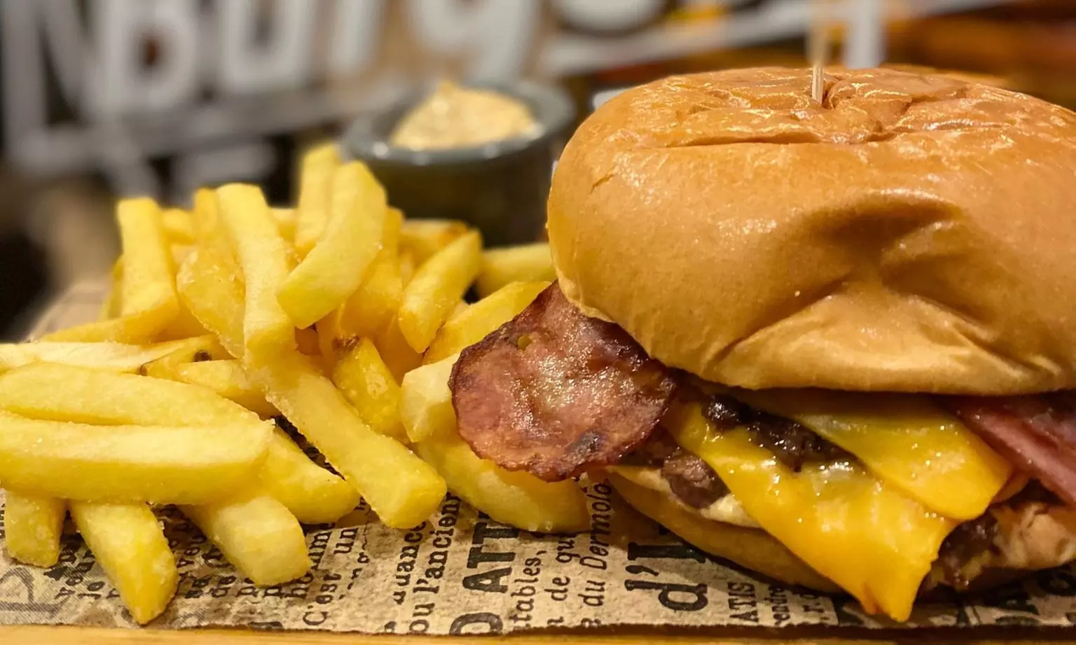 Menú de hamburguesa con patatas, postre y bebida para 2 o 4 personas