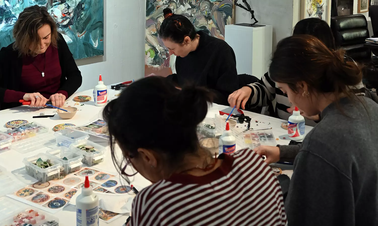 Taller de posavasos de mosaico en galería de arte en Madrid centro