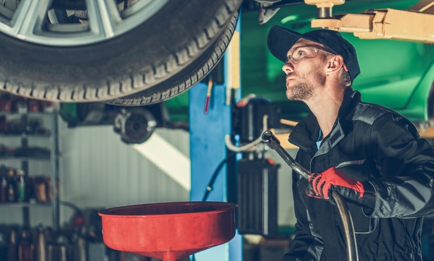 Image 6: Oil Change Options with Free Premium Washer Fluid & Protectant