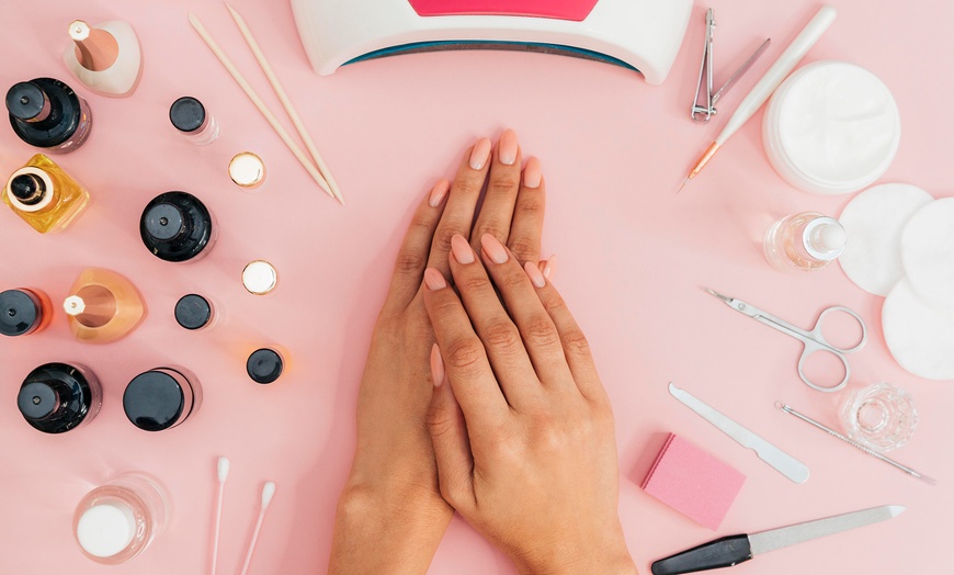 Image 7: Manicura y/o pedicura con esmaltado normal o semipermanente