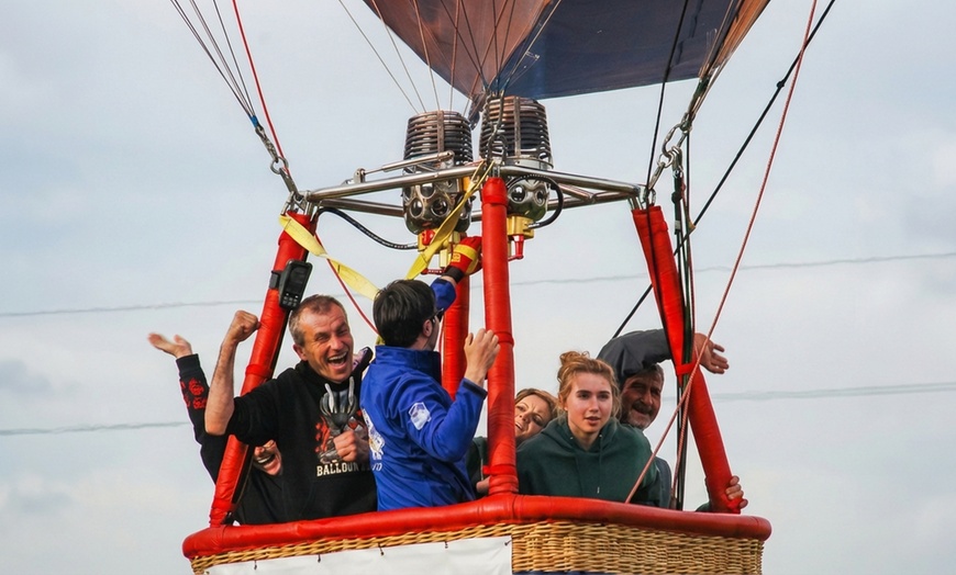Image 3: Niezapomniany widokowy lot balonem – grupowy, prywatny lub zaręczynowy