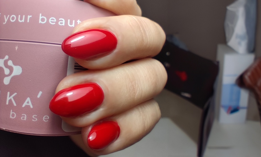 Image 5: Manicura o pedicura con opción a refuerzo o primera puesta de acrygel