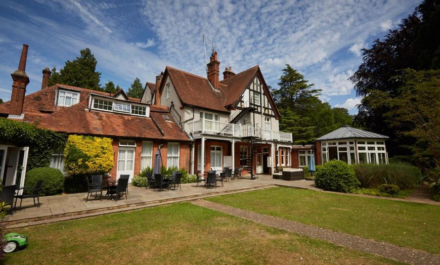 Image 2: Hampshire: 4* Standard Double Room Stay with Breakfast
