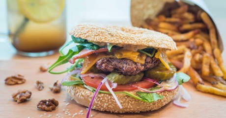 Menu bagel ou burgel au choix pour 2 personnes, sur place ou à emporter dès 17 € au restaurant Dr.Auguste