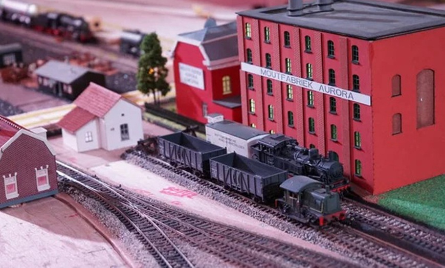 Image 19: Speelgoedmuseum meets Jurassic Park: alles-in-één ticket voor Spelebos