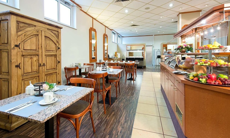 Image 1: Frühstücksbuffet inkl. 1 Glas Sekt für 2 oder 4 Personen