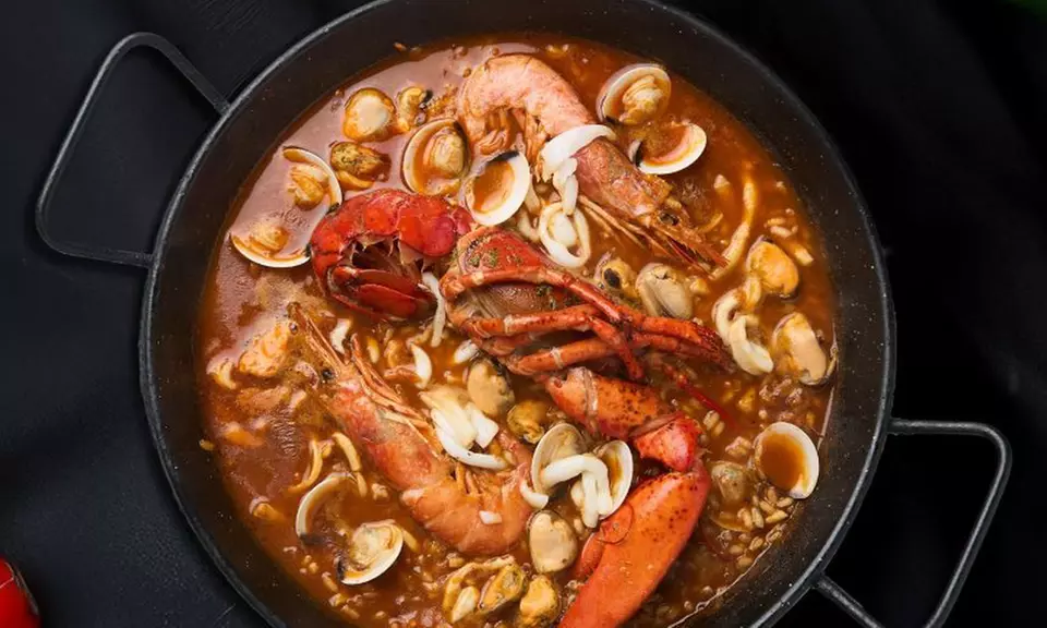 Menú de paella o marisco con bebida para 2 o 4, a pocos pasos del mar