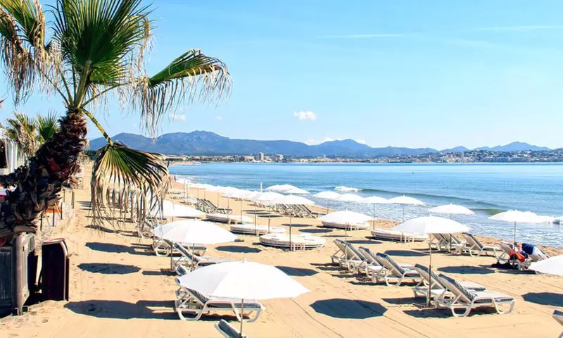 Saint Raphaël : séjour pour 2 personnes en chambre double, petit-déjeuner en option, au 21 Hôtel de France - Primary Image