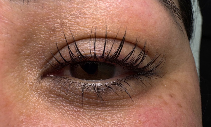 Image 2: Up to 64% Off on Eyelash Extensions at Le Royal Beauty & SPA Centre
