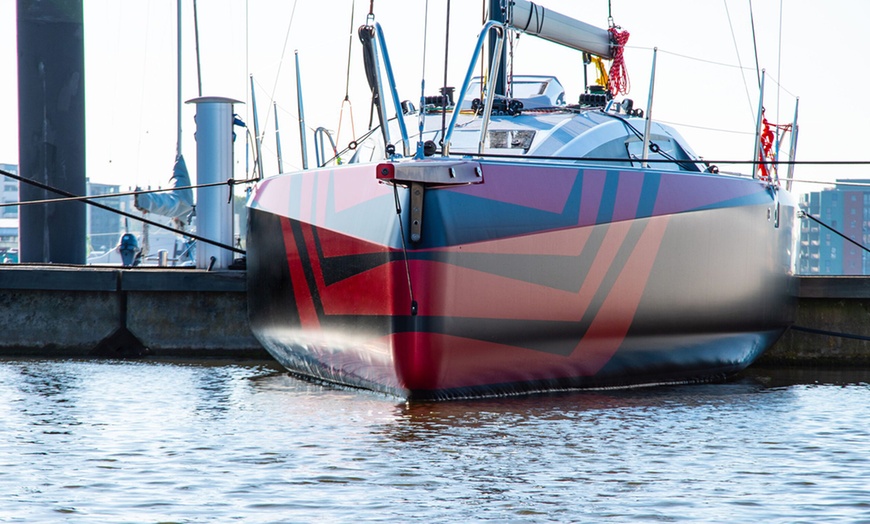 Image 4: Unvergesslicher Segeltag: Daycharter inkl. Skipper für 1 - 4 Personen