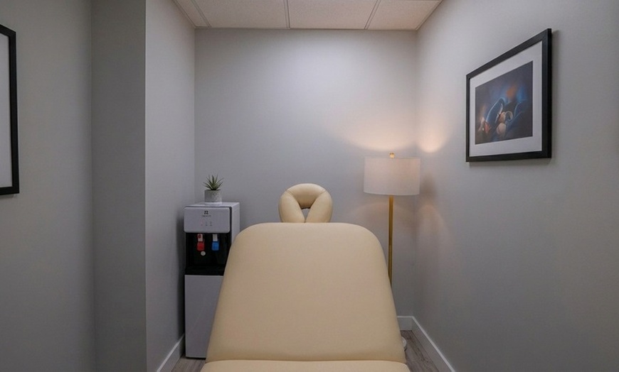 Image 5: 60- or 90-Minute Swedish Massage with Aromatherapy & Towel Therapy