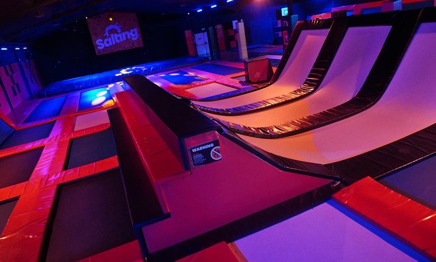 Image 6: ¡Saltos y diversión! Acceso a Salting para hasta 2 adultos y 2 niños