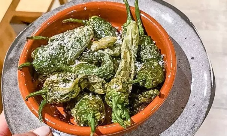 Se régaler en toute convivialité : menu plat et dessert au P'tit Pub