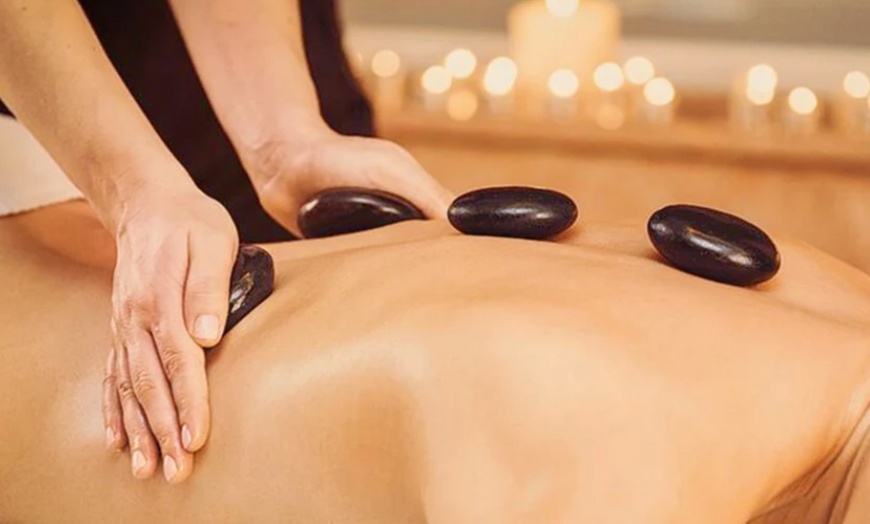 Image 2: Massage californien et suédois de 30 ou 60 min