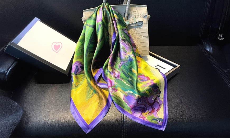 Image 7: Foulard en soie avec motif 