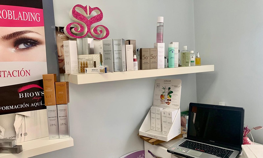 Image 2: 1 o 2 sesiones de exosomas con dermapen en 2 fases en rostro completo