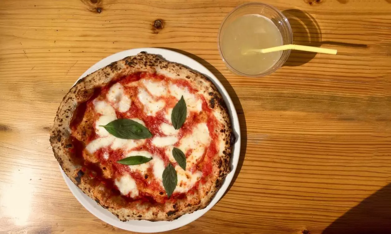 1, 2, 3 ou 4 pizzas pour 1 à 4 personnes, dessert en option