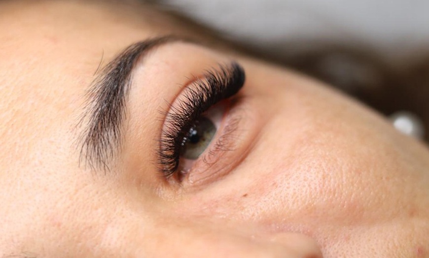 Image 8: Extensiones de pestañas pelo a pelo volumen natural, 2D o 3D
