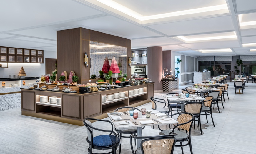 Image 4: 5* Premium Sunday Lunch with Beverages for 1 Child or 1, 2 or 4 Adults