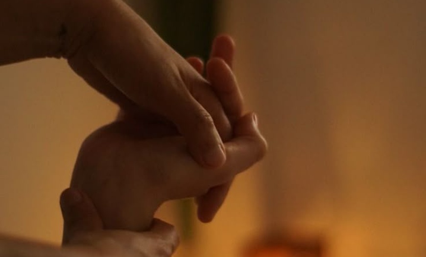 Image 17: Experience Personalized Relaxation Massages with Nourishing Oils 