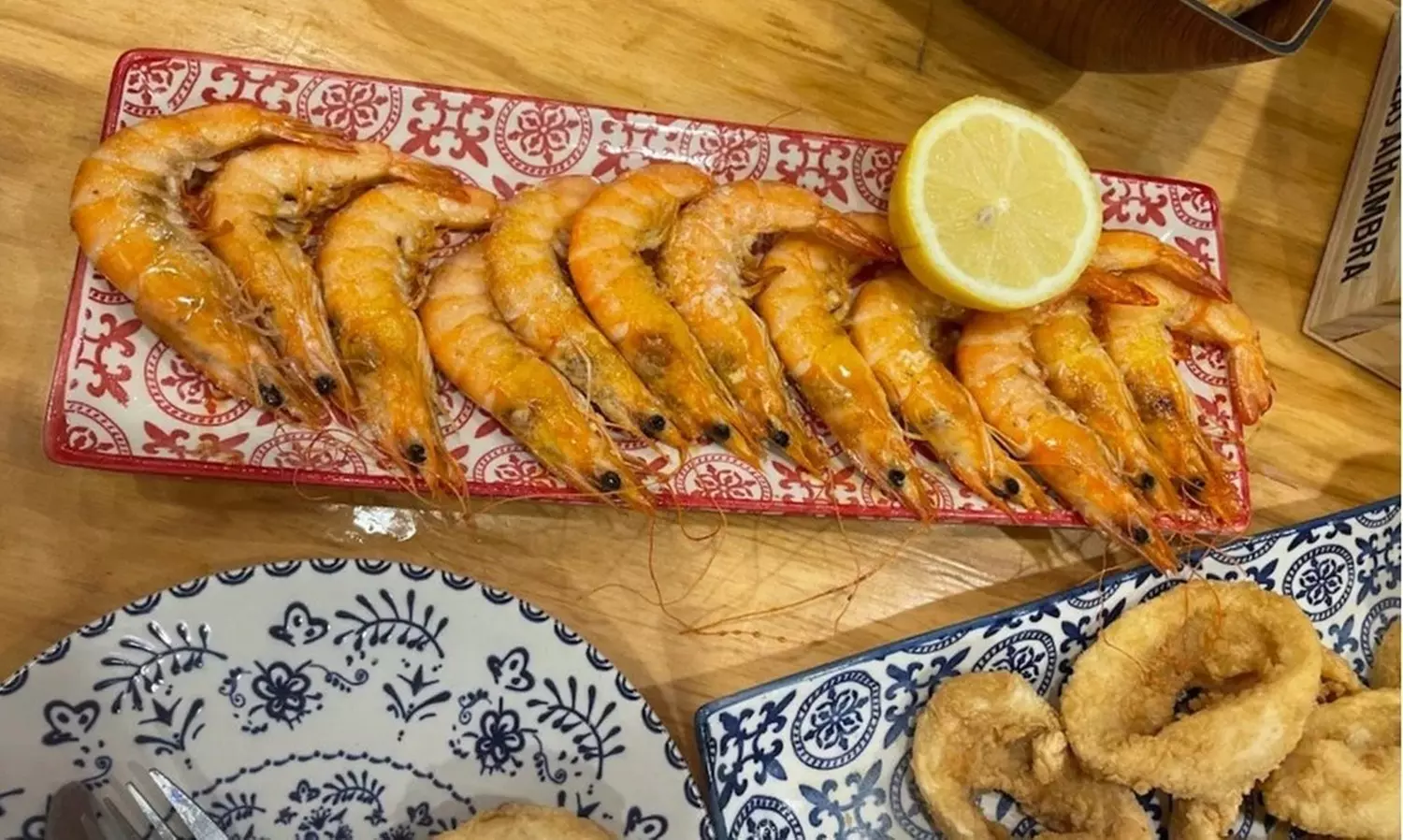 Menú con 6 raciones, postres y botella de vino para hasta 5 personas